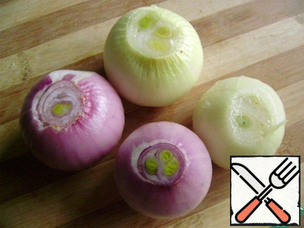 Onions take about the same size and bake in the oven at 200 degrees until cooked. The time depends on the size of the bow.
