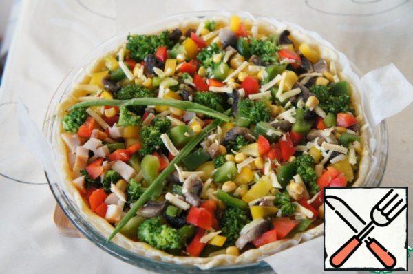 The form is lined with baking paper, greased with oil. Roll out the dough slightly, put it in a mold and knead it with your hands all over the shape, making a high side. Put paper on the dough and pour out the peas, put them in a preheated oven to 200*From the oven for 10 minutes. Take out, pour out the peas and remove the paper. Lay out the filling.