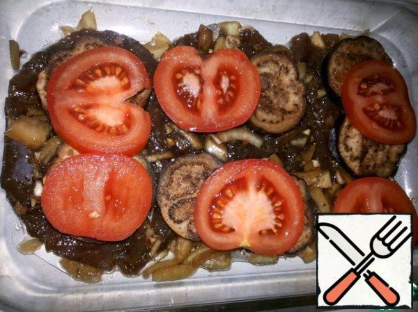 Put the meat in a baking dish, put the onion-garlic on top, then the eggplant slices (you can pre-fry the eggplant, but I didn't do it - it's juicier this way), tomato slices.

