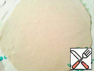 Divide the dough into 2 parts and roll out 2 layers, 2 mm thick.