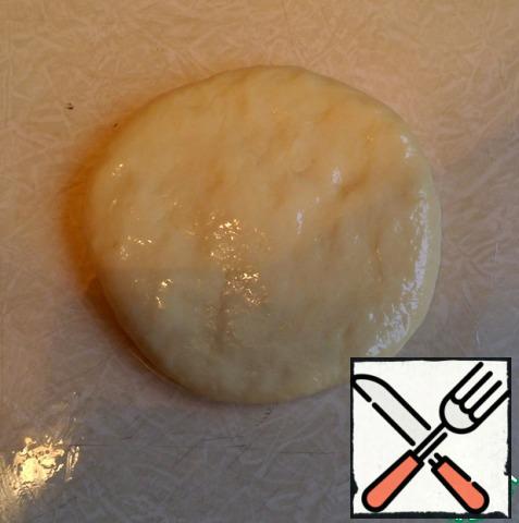In a bowl sift the flour, in the center make a recess, enter the remaining ingredients for the dough. leaving 1 tbsp oil, knead the dough.
Or you can do it in a bread machine or combine.
From the dough form a flat cake, cover with remaining oil. cover with plastic wrap and leave for 30 minutes.