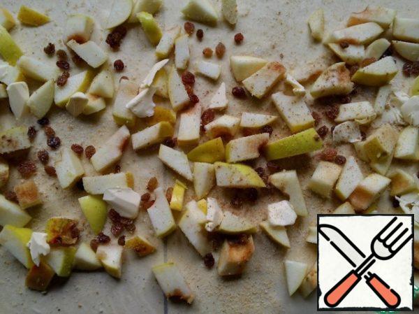 Sprinkle the dough with breadcrumbs and apples, sprinkle with sugar, cinnamon, raisin.