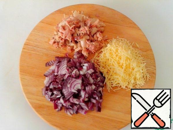 Finely chop the red onion and cut the boiled chicken meat into medium pieces. Cheese grate on a fine grater.
