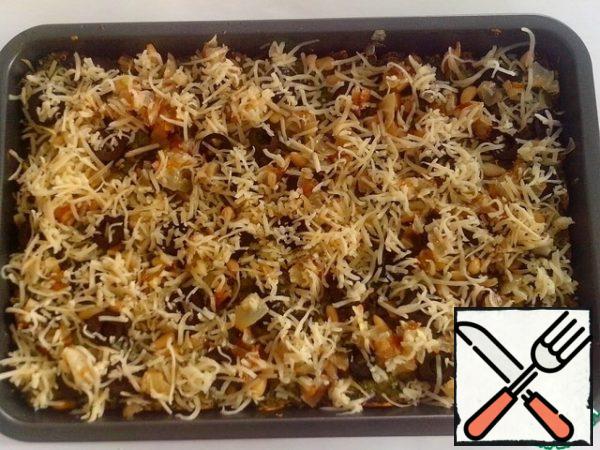 Sprinkle with the remaining cheese.
Increase the temperature in the oven to 200 C, lay out the mold and bake for another 10 minutes, until golden brown.