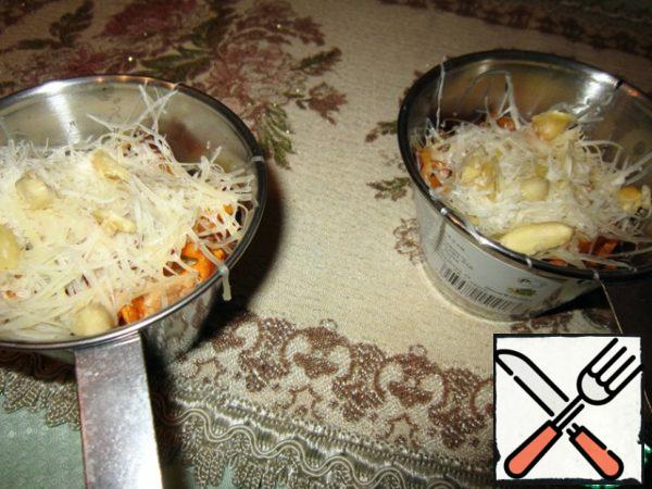 Put the ramekins in a preheated 200gr. oven for 20-25 minutes. Sprinkle the gratin with grated Parmesan and almonds and return to the oven until the cheese is completely melted.
