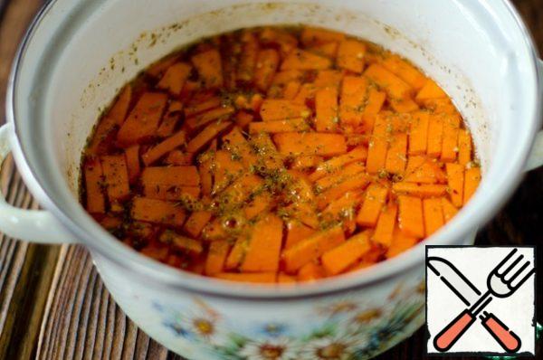 Cut the pumpkin into cubes, put it in a saucepan or a saucepan and pour water so that it covers the pumpkin, season with salt and pepper, add thyme and rosemary.
Simmer over low heat until tender. Remove from heat and let cool.