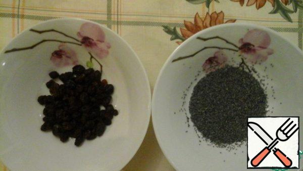 Soak the poppy seeds and raisins with boiling water.