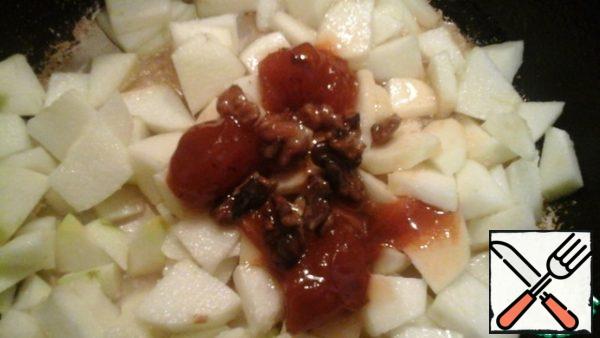 Fry pan-fried apples with apricot jam (I have jam with nuts)