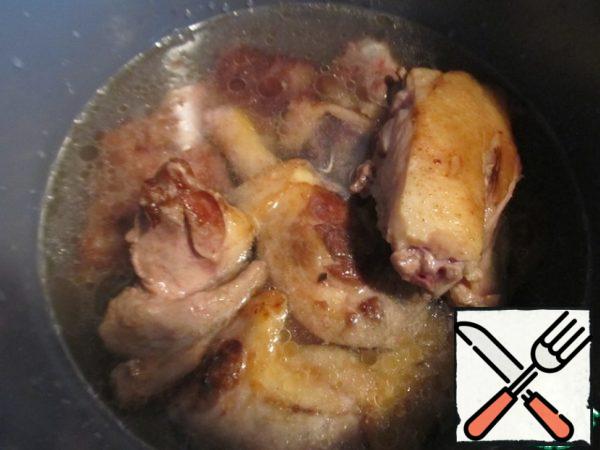 Wash the duck, cut into pieces, fry until Golden brown, put in a saucepan, salt, pepper, add water and simmer until tender (so that the meat easily departed from the bones)- about 2 hours.
