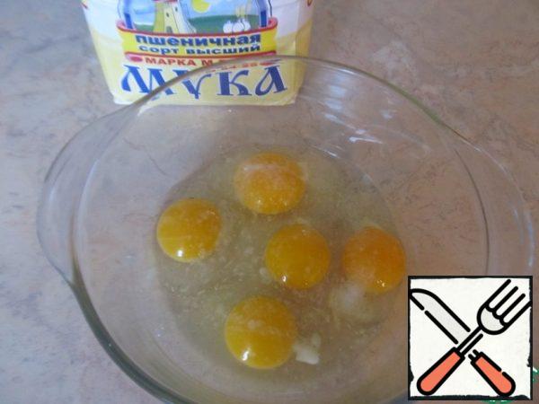 Prepare the dough: beat the eggs a little with salt, add flour and knead the dough. Do not add too much flour at once, just so that it does not stick to your hands.
