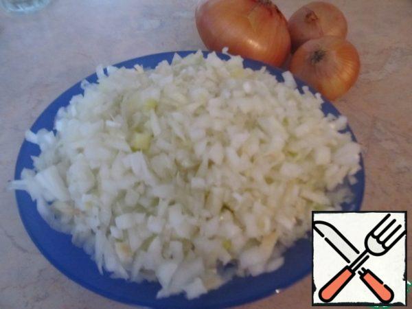 Peel the onion and finely cut into cubes, the smaller, the tastier. I recommend doing this with your hands, because when shredding with a blender, a lot of juice is lost, the onion is crumpled and cut unevenly, and this then affects the taste of the strudel.
