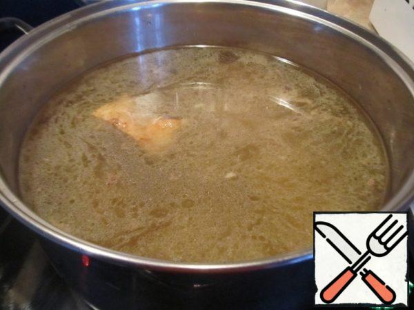 Transfer the finished duck to a larger saucepan (when cooking, the strudel will noticeably increase in size), pour water, salt and bring to a boil.

