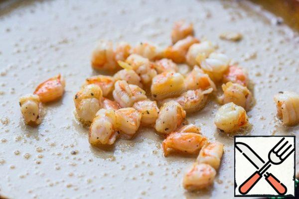 Melt the butter in a frying pan and fry the shrimp for 2-3 minutes. Salt and pepper.

