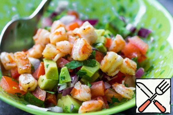 Mix the chopped vegetables and warm shrimp.
