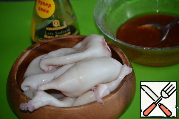 Squid clean and cook the carcass for marinating. Boil water, add salt. Exactly 30 seconds drop back squid and immediately pull out.