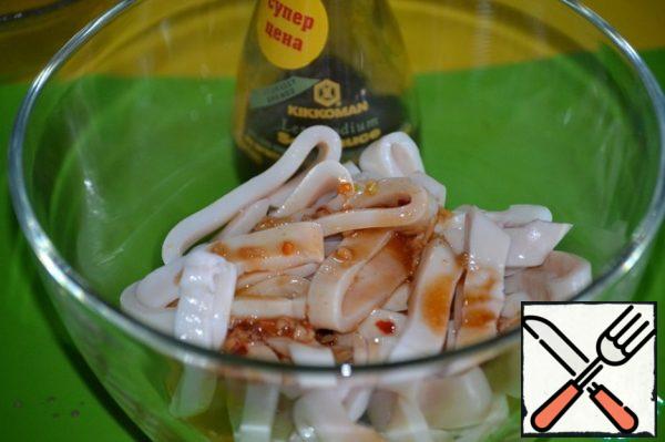 Put the sliced rings in a cup and pour the marinade, mix, you can eat right away, or you can let it brew for 20 minutes. You can also add coriander, as anyone likes.
