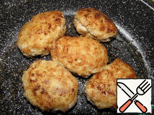 Heat the oil in a frying pan, fry on both sides until crust, cover and bring to readiness.