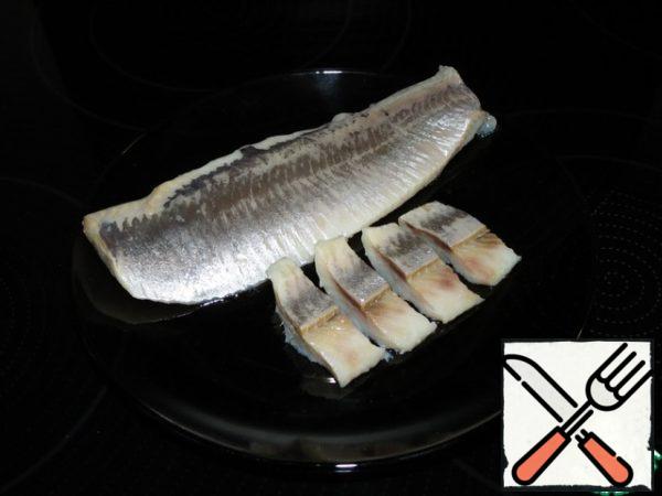 Cut the herring fillet into thin strips.
