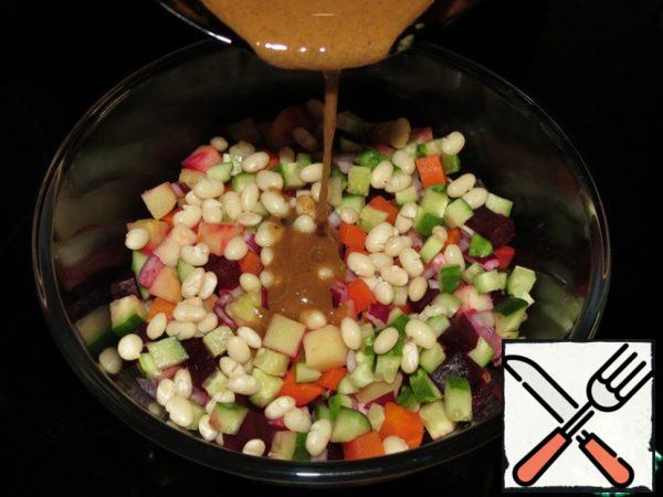 Add boiled beans, herring fillet, pour the vinaigrette with dressing and mix.