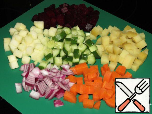 Cut the vegetables, apple, cucumber and onion into small cubes.
