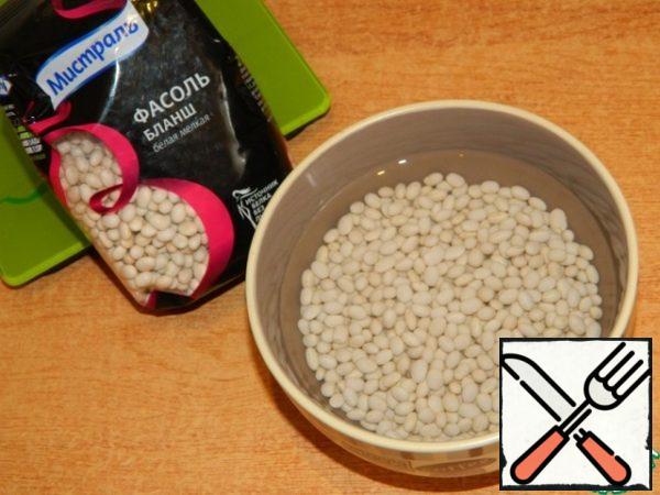 To start, soak the beans for 3-4 hours. Then drain the water, rinse the beans and add fresh water. Cook until tender, at the end of salting.

