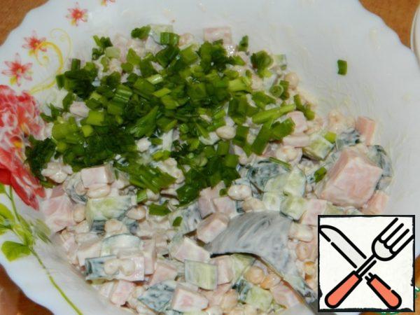 Combine the beans with cucumbers and ham. Add chopped garlic, onion greens and season the salad with mayonnaise.
Cool it down a little and let it brew.