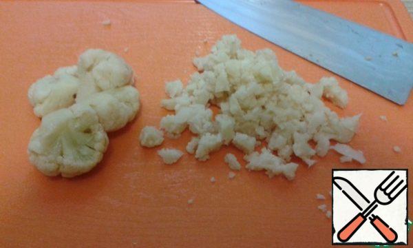 Cut the cauliflower into very small inflorescences.