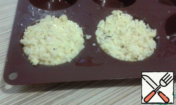 The resulting mixture is spread in silicone molds.

