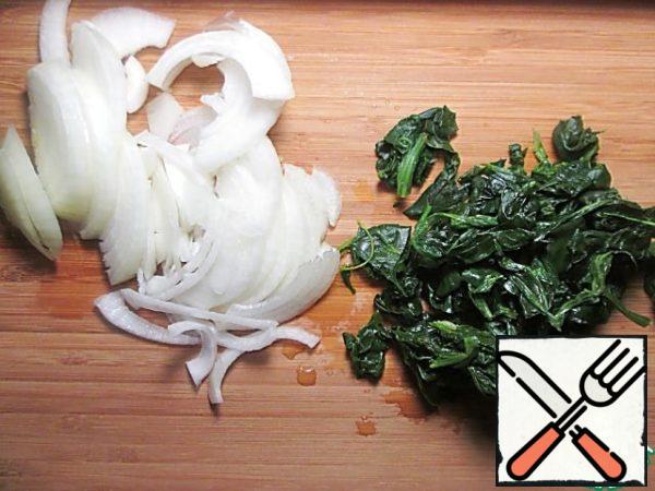 Spinach put in boiling water, cook for 1 minute, then discard in a colander. Onions clean and cut into half rings, spinach, when it will drain excess moisture, coarsely cut.