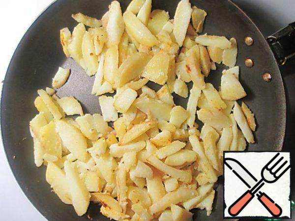 Heat vegetable oil in a frying pan, fry potato slices until Browning, mix them with soy sauce and black pepper, put potatoes from the pan.