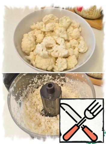 Cauliflower (about 3/4 of the middle head) wash, dry and disassemble into small inflorescences, cut off the legs. Grind in a blender to a size slightly smaller than the grains of rice.