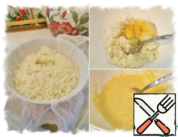 Pour into cheesecloth, let it cool down a little and squeeze well, be careful, the cabbage will be very hot! Add two eggs, salt and pepper to taste. Mix well until smooth. You can add your favorite spices or finely chopped herbs.
