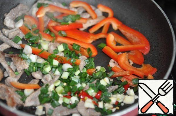 Put the pork bell pepper, green onions and garlic. Stir.