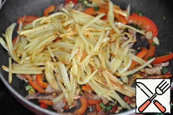 Lay out the fried potatoes.
