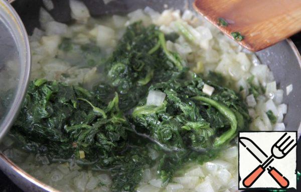 Heat 1 tablespoon of vegetable oil in a hot frying pan, fry onion and garlic (until transparent), add frozen spinach and 100 ml of water, simmer under the lid for 10 minutes, stirring occasionally. Drain the excess liquid at the end.
If you cook with fresh spinach, then do not add water and reduce the stewing time to 3-4 minutes.
Season with ground nutmeg, salt and pepper.