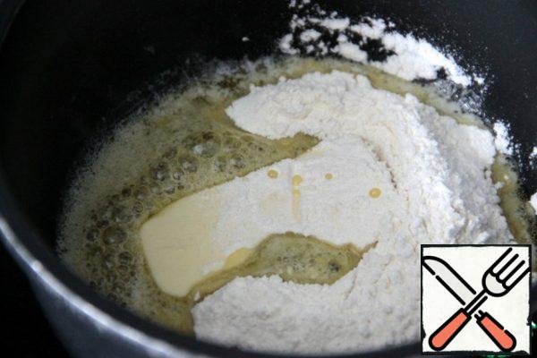 First we prepare the classic Bechamel sauce. I'll show it in more detail (for beginners), and those who know how to cook can skip a few steps.
Preheat a non-stick saucepan, reduce the heat, put the butter in it and, when it has not completely melted, add the flour. Then very quickly stir all the time with a wooden spatula and keep milk and water (broth) ready. When the flour and butter are completely combined and a small lump of dough is brewed, gradually begin to pour in slow portions of the liquid.