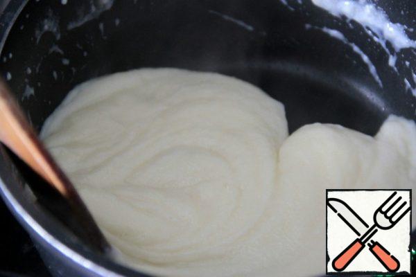 The next portion of liquid (just after 5-6 rotations of the scapula) pour when the sauce leaves the sides of the dish (see photo). Gradually add water and milk until the sauce reaches the dough state as on pancakes.