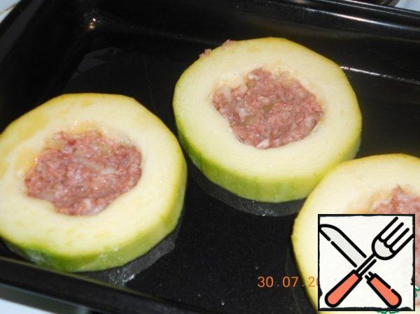Zucchini cut roundels 1-1. 5 cm thick and remove the middle. Add salt and leave for 10 mins to Lay out rings on a baking sheet. In the middle put a little minced meat.