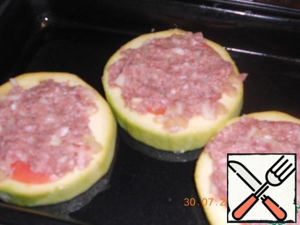 Cover the tomato with minced meat.
