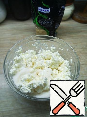Beat cottage cheese with sugar and vanilla. Separate the yolks from the whites. Whip whites into a thick foam.