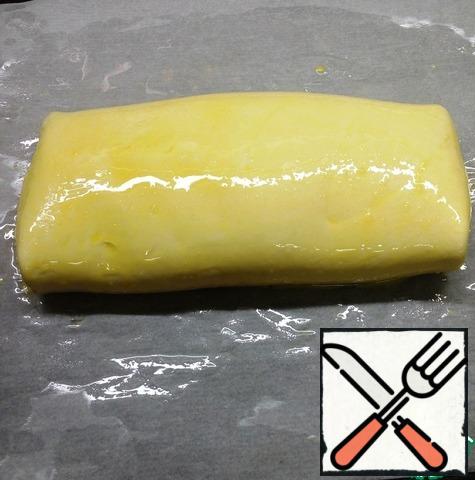 Gently put the strudel seam down on a parchment, grease with egg yolk. The same thing is repeated with the second layer of the test. Bake at 200C for 20-25 minutes, until Golden brown.
