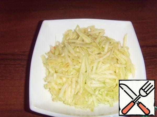 Grate the zucchini on a coarse grater, squeeze.
