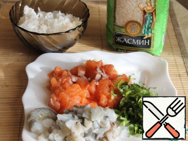 Finely chop the salmon, shrimp, parsley, garlic, mix with boiled rice, salt, pepper, season with olive oil and knead the minced meat.
