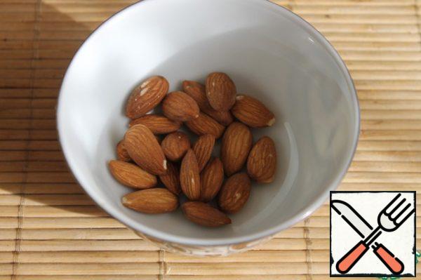 Take 40 g of almonds.
