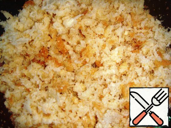 Grind into coarse crumbs. Finely chop the garlic.
