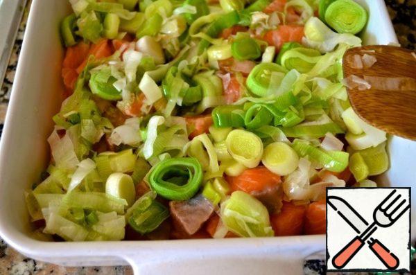 Put the fish in a fireproof mold, put the leeks on top.
