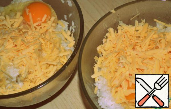 To finished rice, add part (1/2) of cheese grated on a coarse grater and egg.
I for convenience mixing did this in two bowls, rice broke a many.