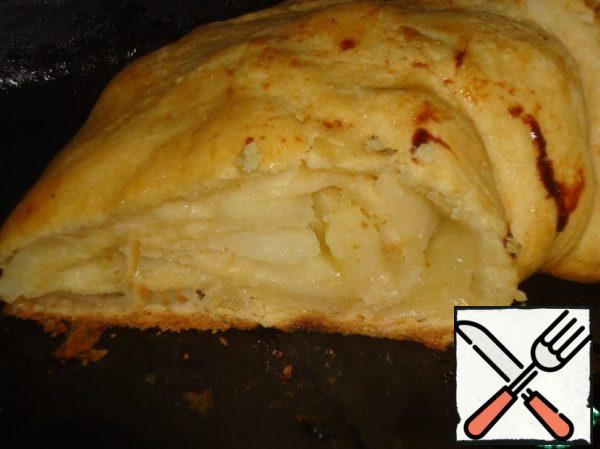 Also repeat with the second piece of dough. Bake each roll for about 30 to 40 minutes, over low heat. Very important, in the process of baking the roll will allocate juice, it is necessary to pour this juice roll. Then the image of a Golden, caramelized crust.