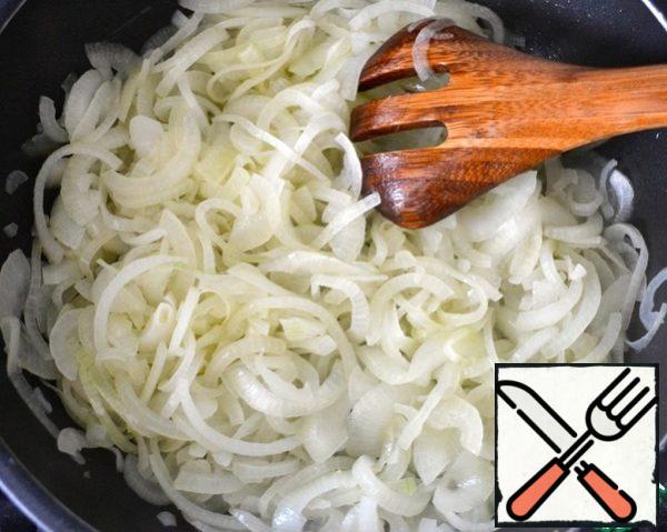 Peel the onions and slice thin. In a deep frying pan, heat 4 tablespoons of olive oil, add 1 tablespoon of water and stew the onions, stirring occasionally. Salt the onion and remove the pan from the heat.