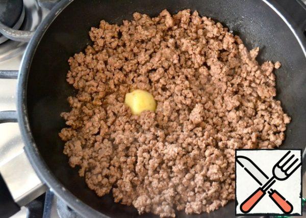 In another frying pan, heat 3 tablespoons of olive oil. Put the peeled and crushed garlic clove, half a tablespoon of paprika and fry for a few seconds. Add the minced meat and fry over medium heat for 5-6 minutes. Then remove the garlic, add salt and pepper to taste and add cognac. Fry the minced meat for another 5 minutes and remove from the heat.
